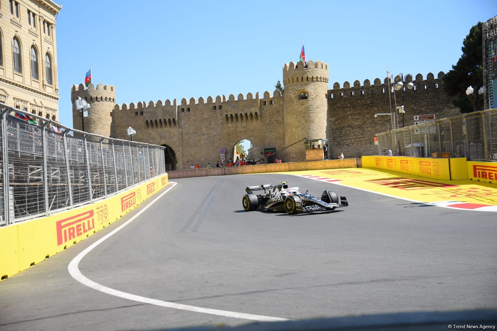 F1 pilotlarının birinci məşq sessiyasına start verilib (FOTO)