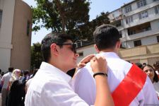 Məktəblərdə "Son zəng" çalındı (FOTOSESSİYA)