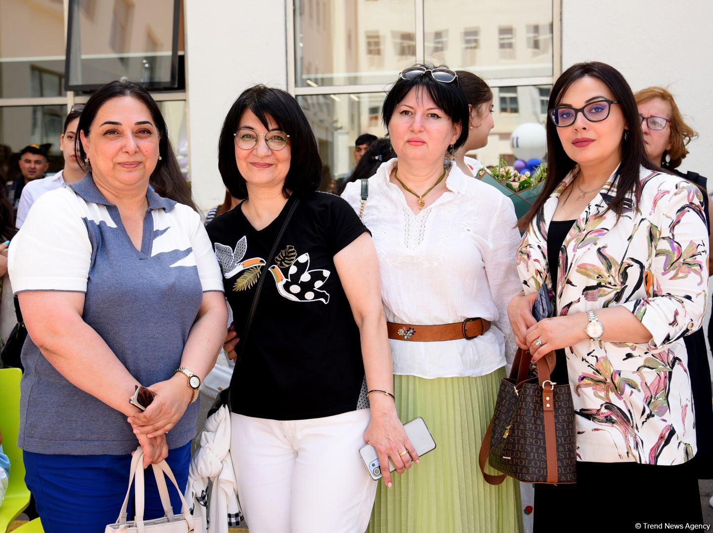 Məktəblərdə "Son zəng" çalındı (FOTOSESSİYA)