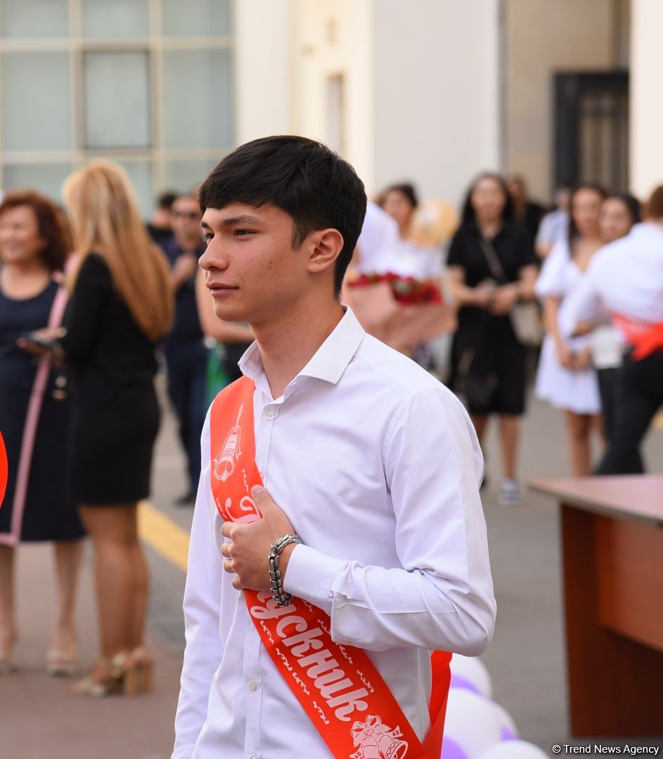 Məktəblərdə "Son zəng" çalındı (FOTOSESSİYA)