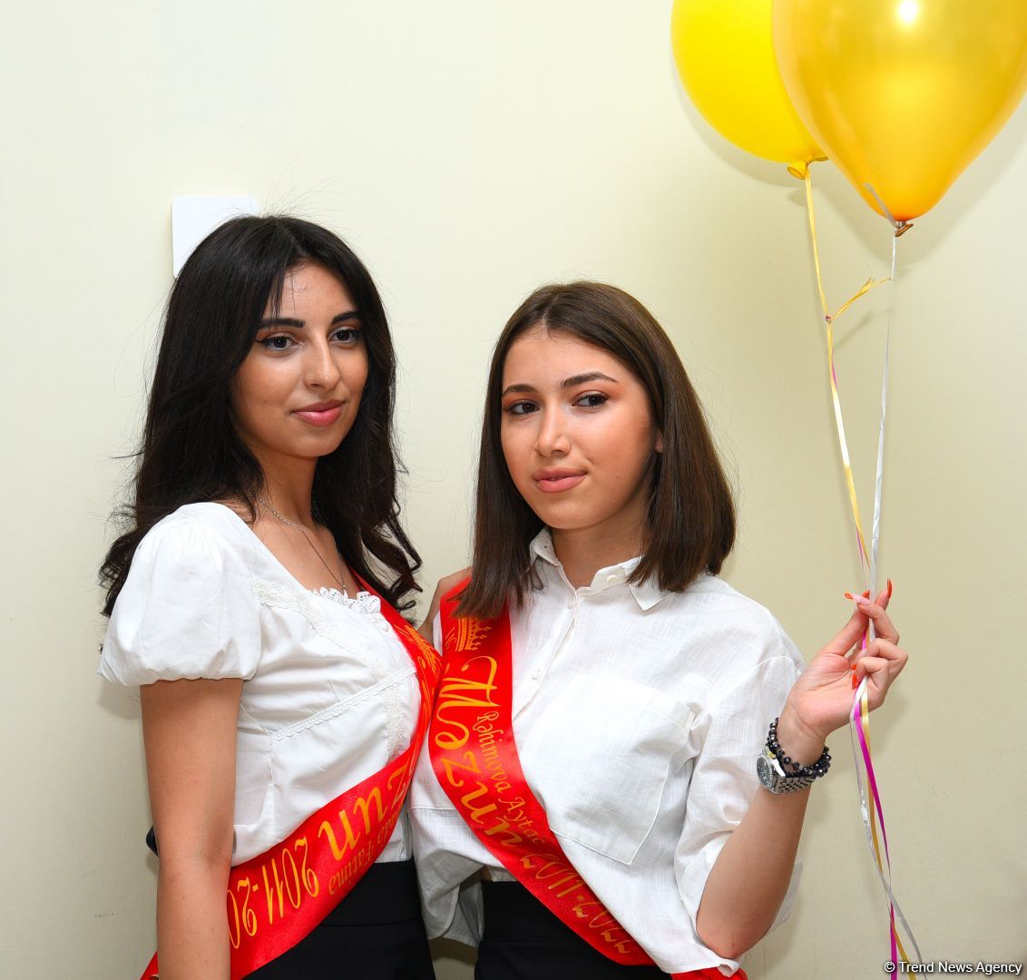 Məktəblərdə "Son zəng" çalındı (FOTOSESSİYA)