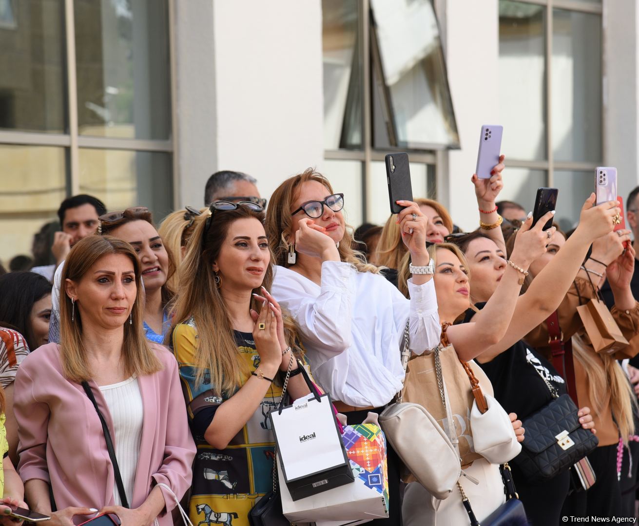 Məktəblərdə "Son zəng" çalındı (FOTOSESSİYA)