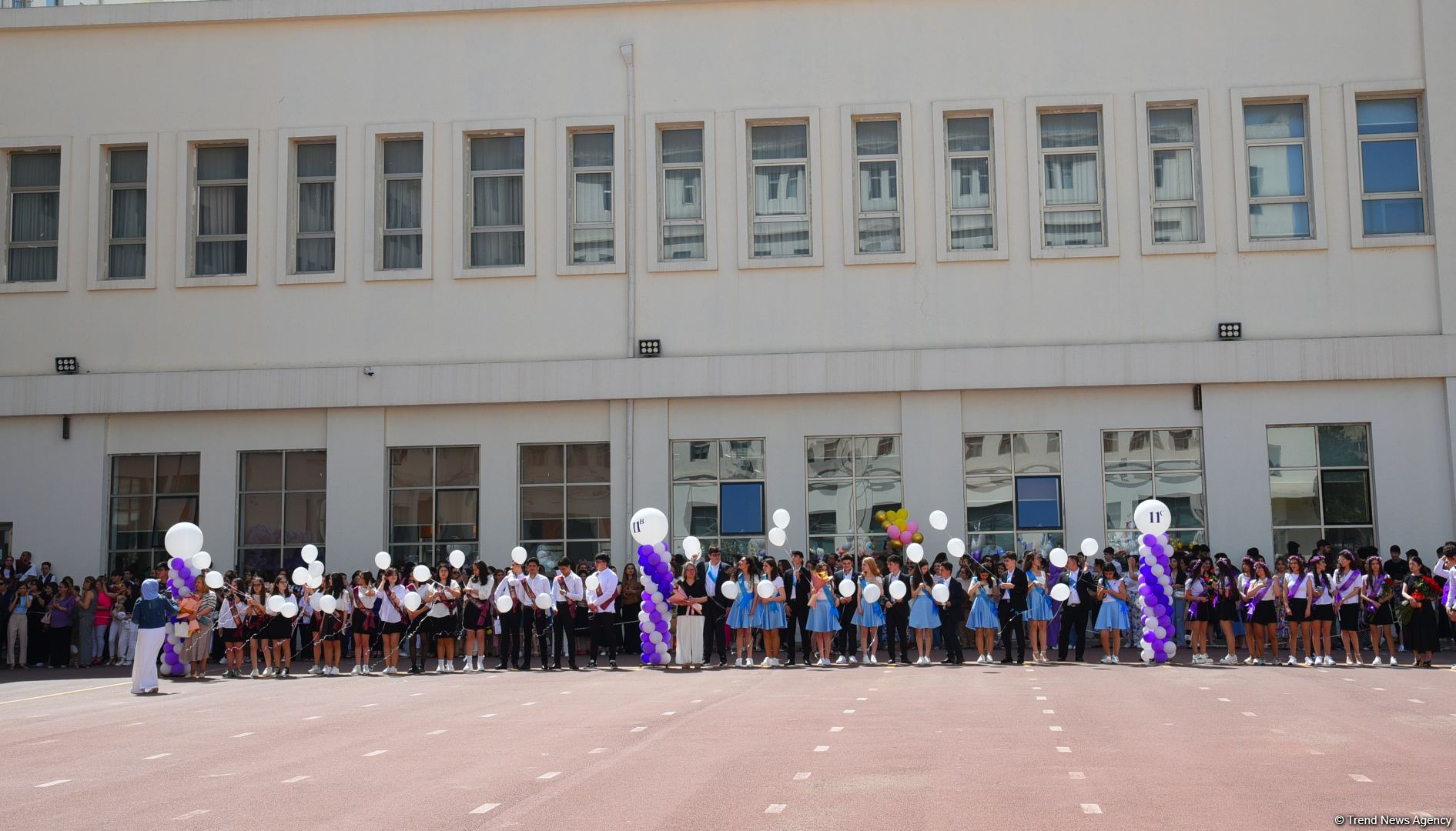 Məktəblərdə "Son zəng" çalındı (FOTOSESSİYA)