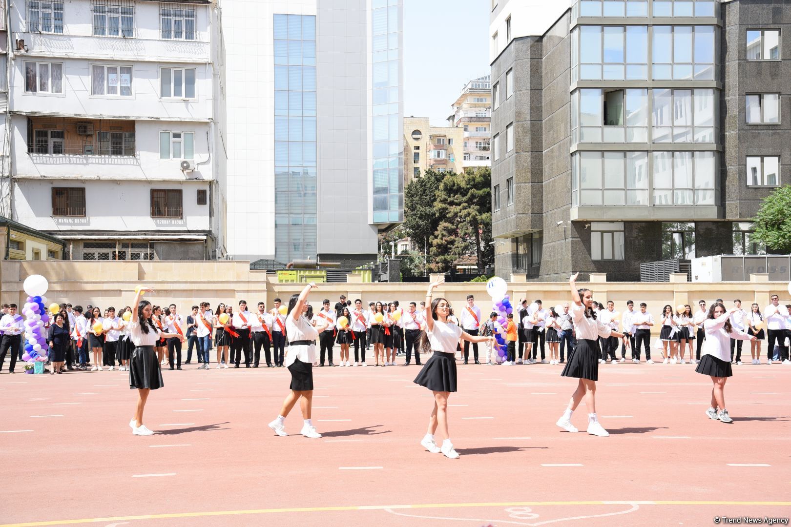 Məktəblərdə "Son zəng" çalındı (FOTOSESSİYA)