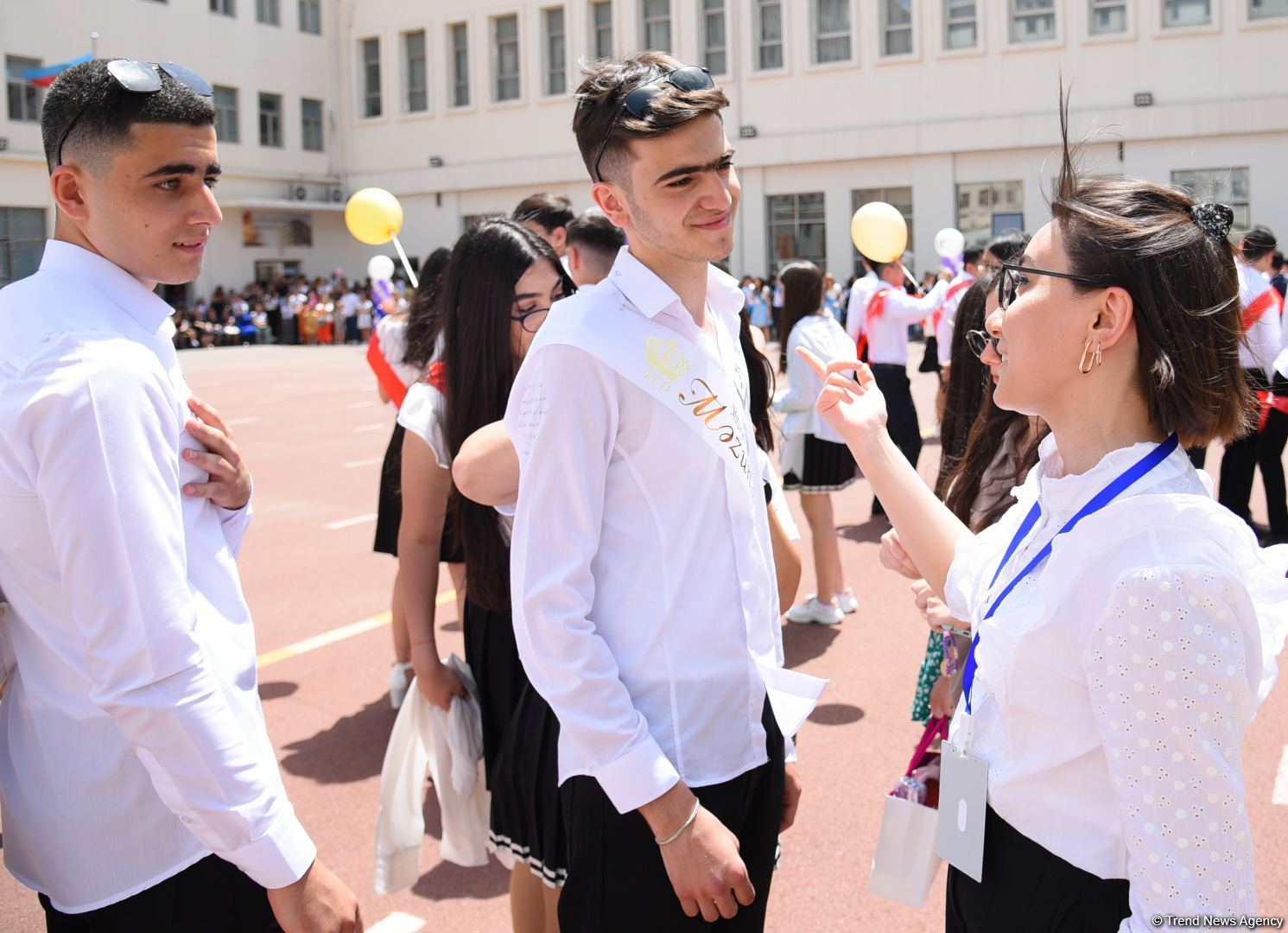Məktəblərdə "Son zəng" çalındı (FOTOSESSİYA)