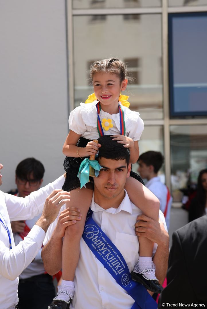 Məktəblərdə "Son zəng" çalındı (FOTOSESSİYA)