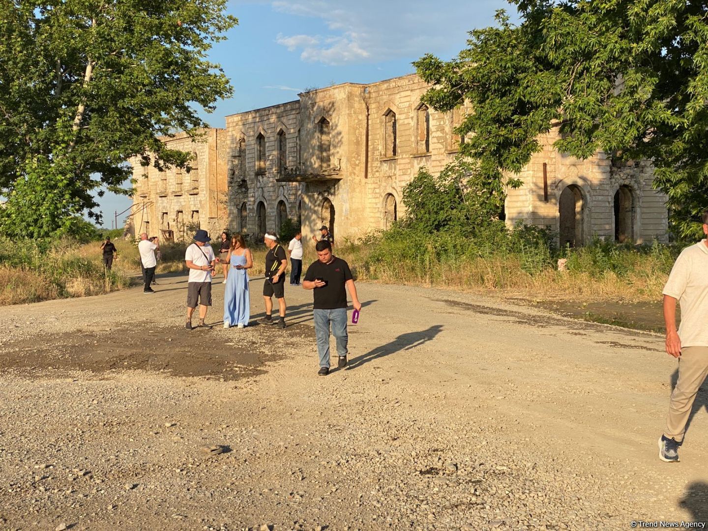 Dünya səyyahları işğaldan azad edilmiş Ağdam şəhərinə səfər ediblər (FOTO)