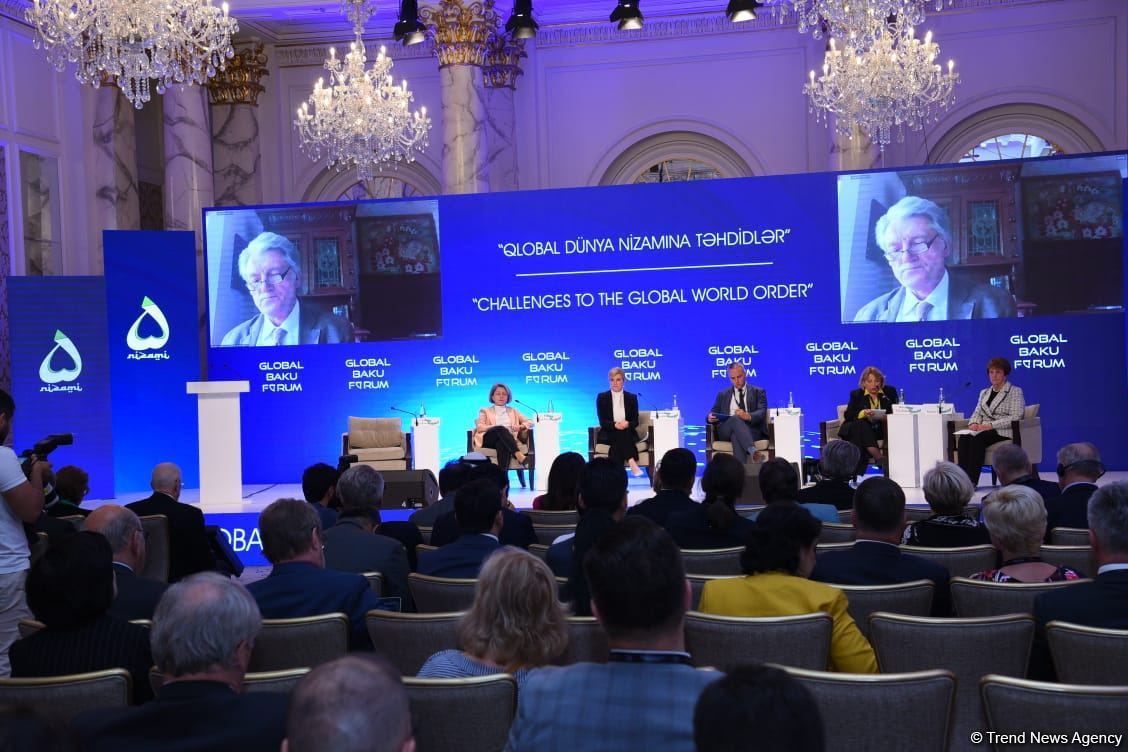 IX Qlobal Bakı Forumu çərçivəsində birinci panel iclası keçirilib (FOTO)