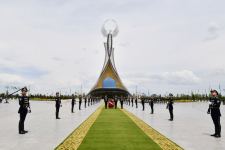 Prezident İlham Əliyev Daşkənddə Müstəqillik abidəsini ziyarət edib (FOTO/VİDEO) (YENİLƏNİB)