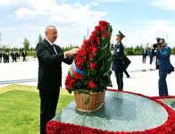 Prezident İlham Əliyev Daşkənddə Müstəqillik abidəsini ziyarət edib (FOTO/VİDEO) (YENİLƏNİB)