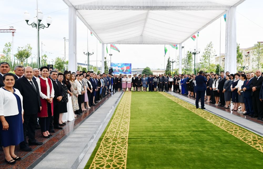 Prezident İlham Əliyev və Özbəkistan Prezidenti Şavkat Mirziyoyev Daşkənddə Heydər Əliyev Meydanının açılış mərasimində iştirak ediblər (FOTO/VİDEO) (YENİLƏNİB 3)