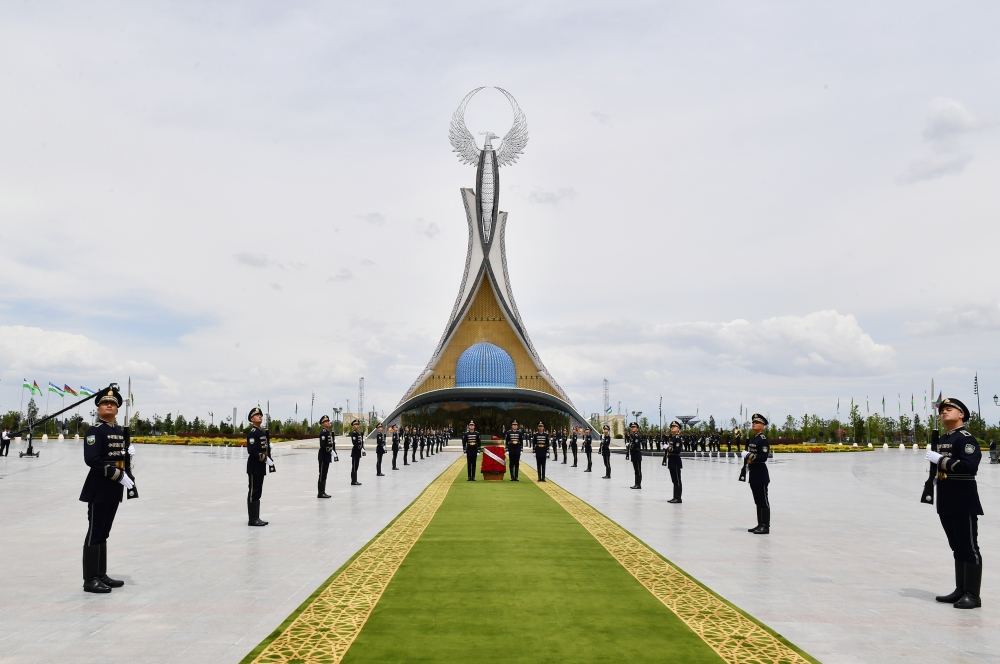 Prezident İlham Əliyev Daşkənddə Müstəqillik abidəsini ziyarət edib (FOTO/VİDEO) (YENİLƏNİB)