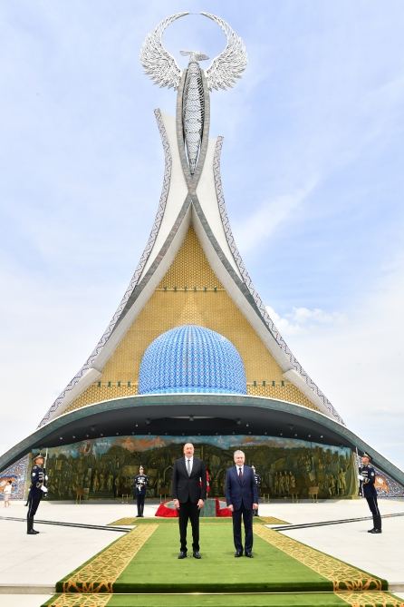 Prezident İlham Əliyev Daşkənddə Müstəqillik abidəsini ziyarət edib (FOTO/VİDEO) (YENİLƏNİB)