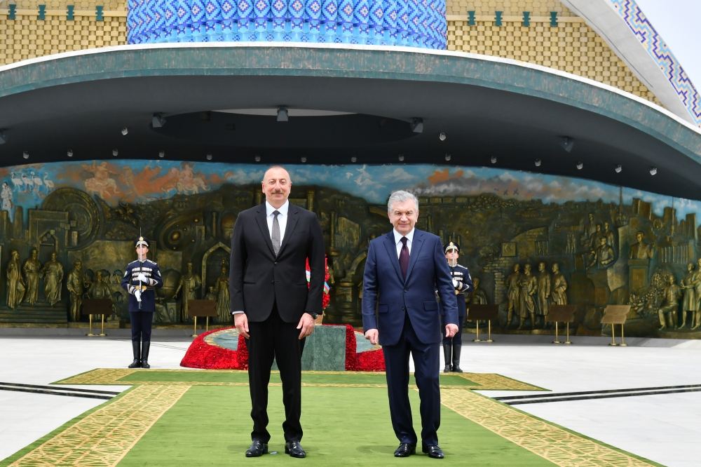 Prezident İlham Əliyev Daşkənddə Müstəqillik abidəsini ziyarət edib (FOTO/VİDEO) (YENİLƏNİB)