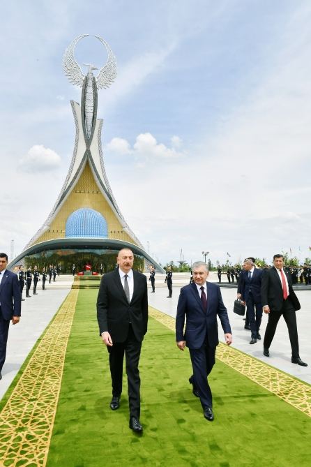 Prezident İlham Əliyev Daşkənddə Müstəqillik abidəsini ziyarət edib (FOTO/VİDEO) (YENİLƏNİB)