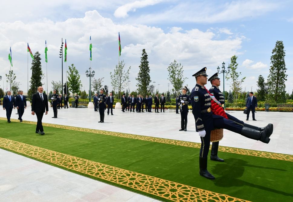 Prezident İlham Əliyev Daşkənddə Müstəqillik abidəsini ziyarət edib (FOTO/VİDEO) (YENİLƏNİB)