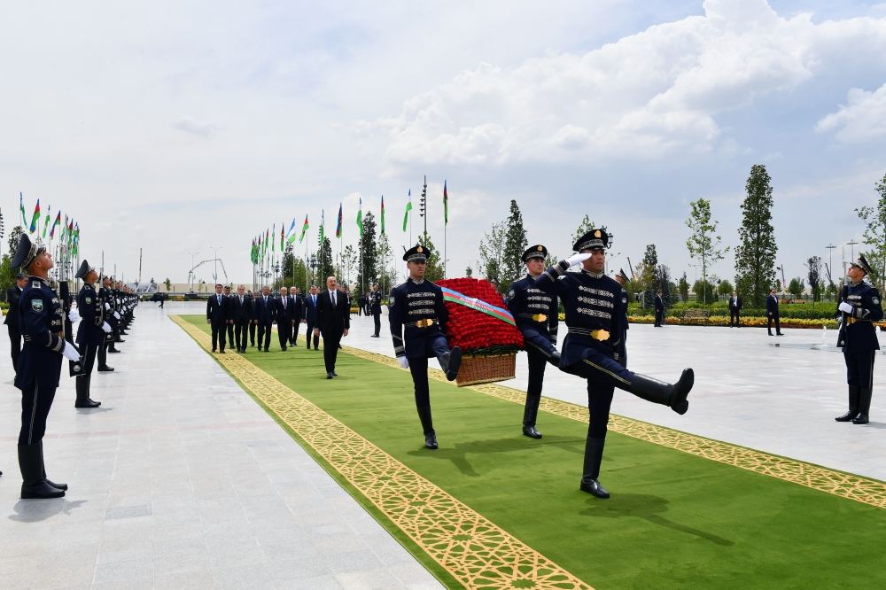 Prezident İlham Əliyev Daşkənddə Müstəqillik abidəsini ziyarət edib (FOTO/VİDEO) (YENİLƏNİB)