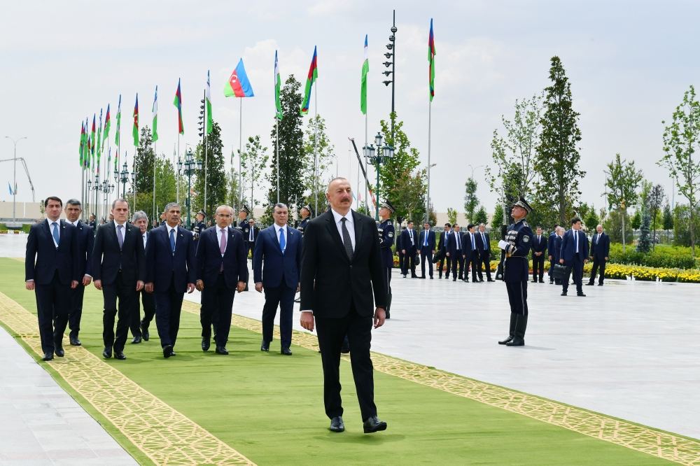 Prezident İlham Əliyev Daşkənddə Müstəqillik abidəsini ziyarət edib (FOTO/VİDEO) (YENİLƏNİB)