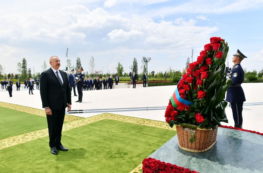 Prezident İlham Əliyev Daşkənddə Müstəqillik abidəsini ziyarət edib (FOTO/VİDEO) (YENİLƏNİB)