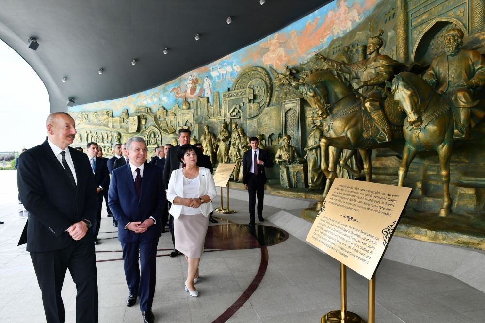 Prezident İlham Əliyev Daşkənddə Müstəqillik abidəsini ziyarət edib (FOTO/VİDEO) (YENİLƏNİB)