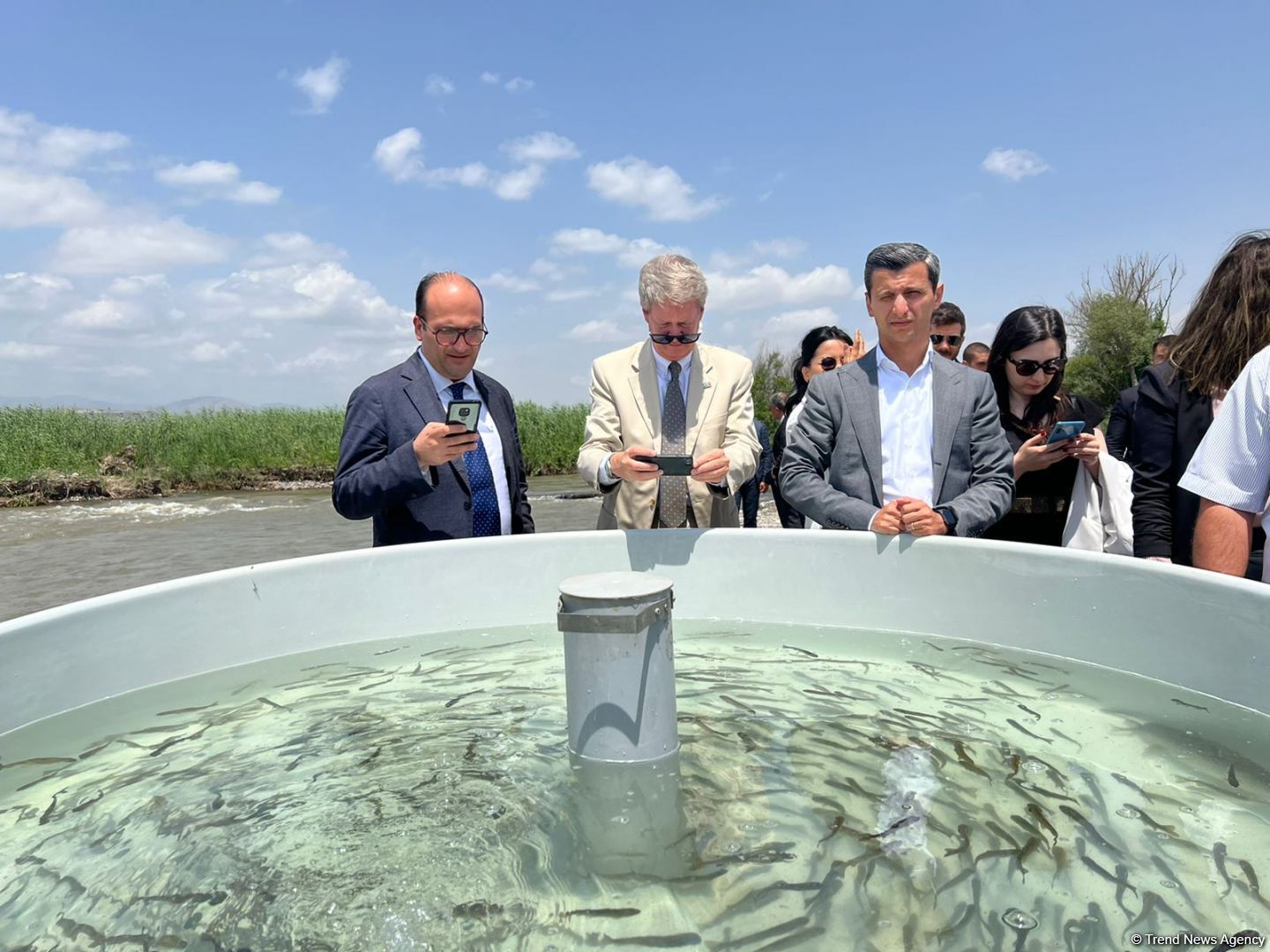 Zəngilanda Həkəri çayına qızılxallı forel körpələri buraxılıb (FOTO)