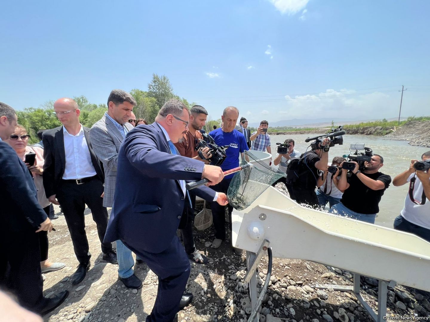 Zəngilanda Həkəri çayına qızılxallı forel körpələri buraxılıb (FOTO)