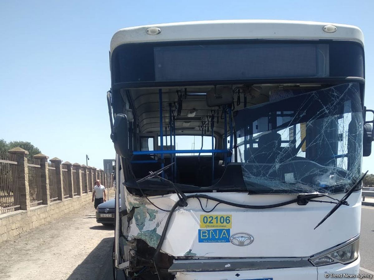 Bakıda ağır qəza: Avtobusla minik maşını toqquşdu, xəsarət alan var (FOTO)