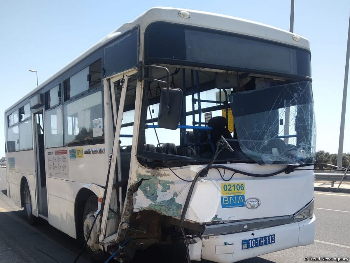 Bakıda ağır qəza: Avtobusla minik maşını toqquşdu, xəsarət alan var (FOTO)