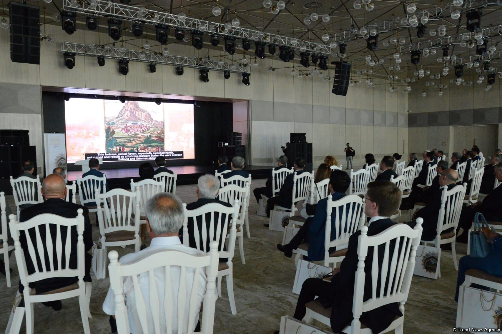 Ermənistan tərəfindən Azərbaycan irsinin dağıdılmasından bəhs edən kitabın təqdimatı olub (FOTO)