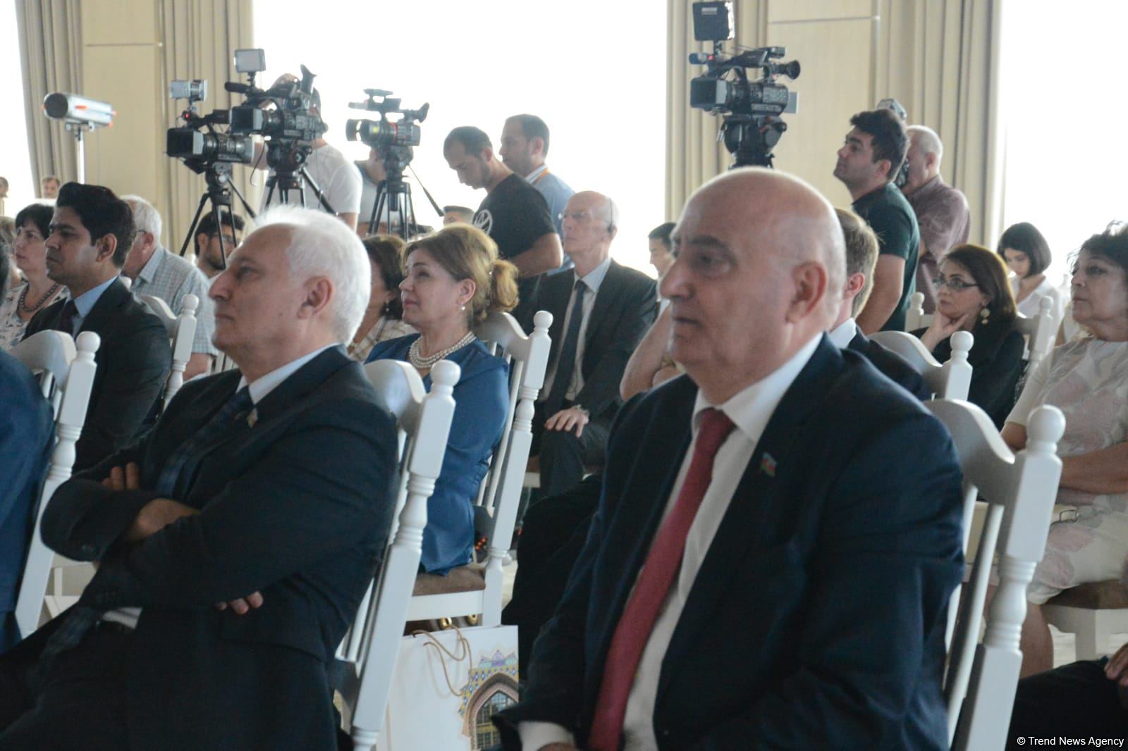 Ermənistan tərəfindən Azərbaycan irsinin dağıdılmasından bəhs edən kitabın təqdimatı olub (FOTO)