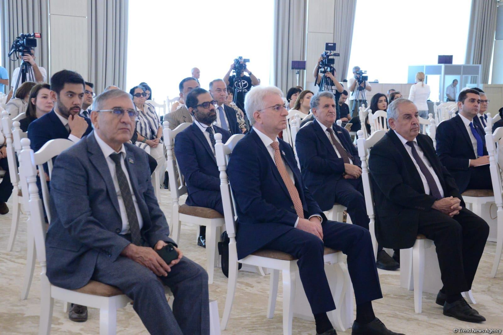 Ermənistan tərəfindən Azərbaycan irsinin dağıdılmasından bəhs edən kitabın təqdimatı olub (FOTO)