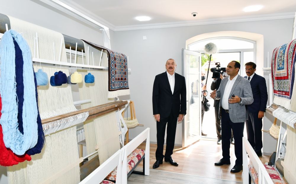 Prezident İlham Əliyev Ramana qəsəbəsində görülən abadlıq işləri ilə tanış olub (FOTO/VİDEO)