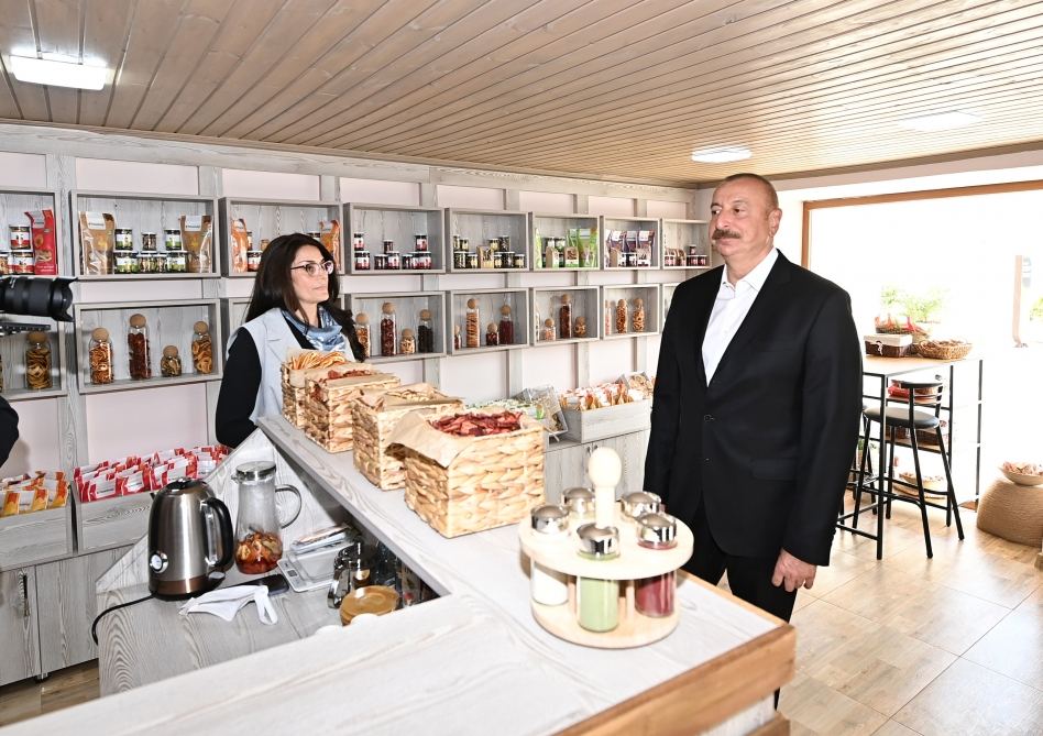 Prezident İlham Əliyev Ramana qəsəbəsində görülən abadlıq işləri ilə tanış olub (FOTO/VİDEO)