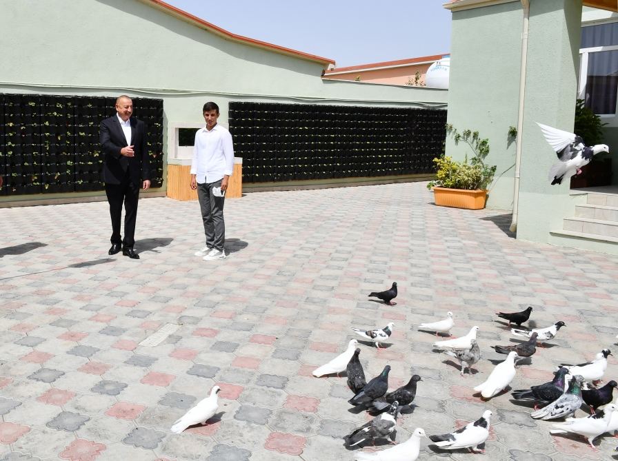 Prezident İlham Əliyev Ramanada qəsəbə sakini ilə söhbət edib (FOTO/VİDEO)
