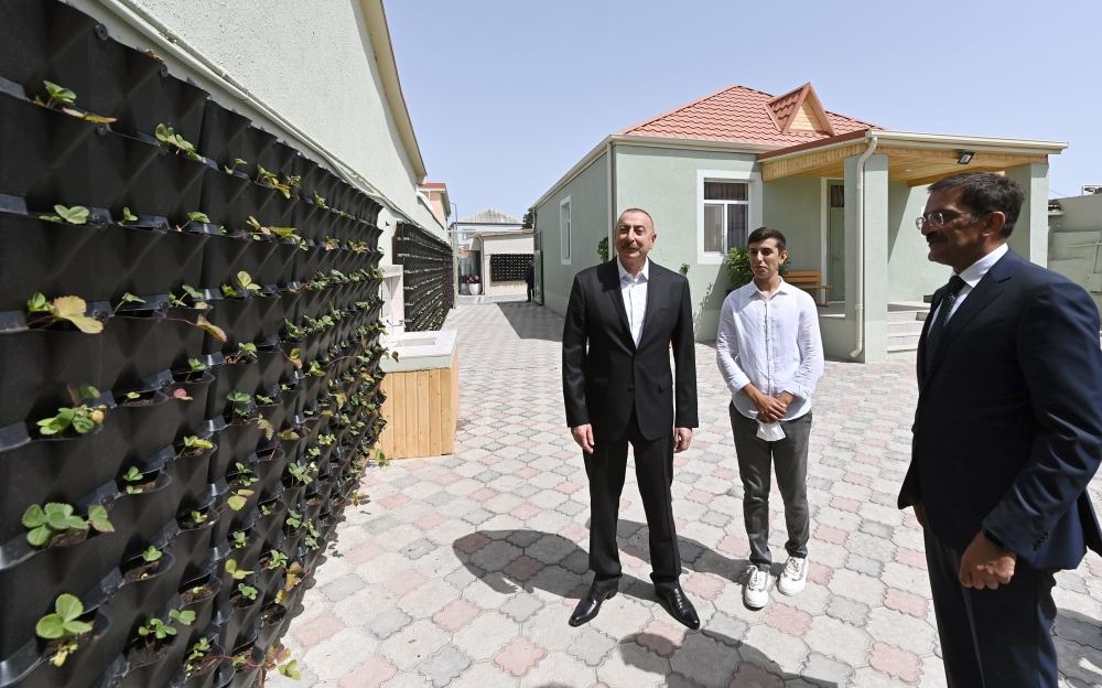 Prezident İlham Əliyev Ramanada qəsəbə sakini ilə söhbət edib (FOTO/VİDEO)
