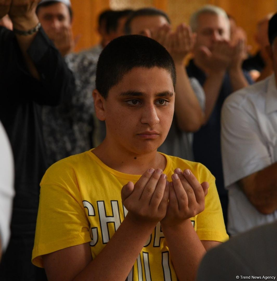 Təzəpir məscidində Qurban bayramı namazı qılınıb (FOTO)