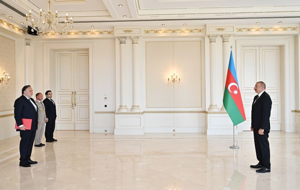 Prezident İlham Əliyev Çex Respublikasının Azərbaycanda yeni təyin olunmuş səfirinin etimadnaməsini qəbul edib (FOTO/VİDEO) (YENİLƏNİB)