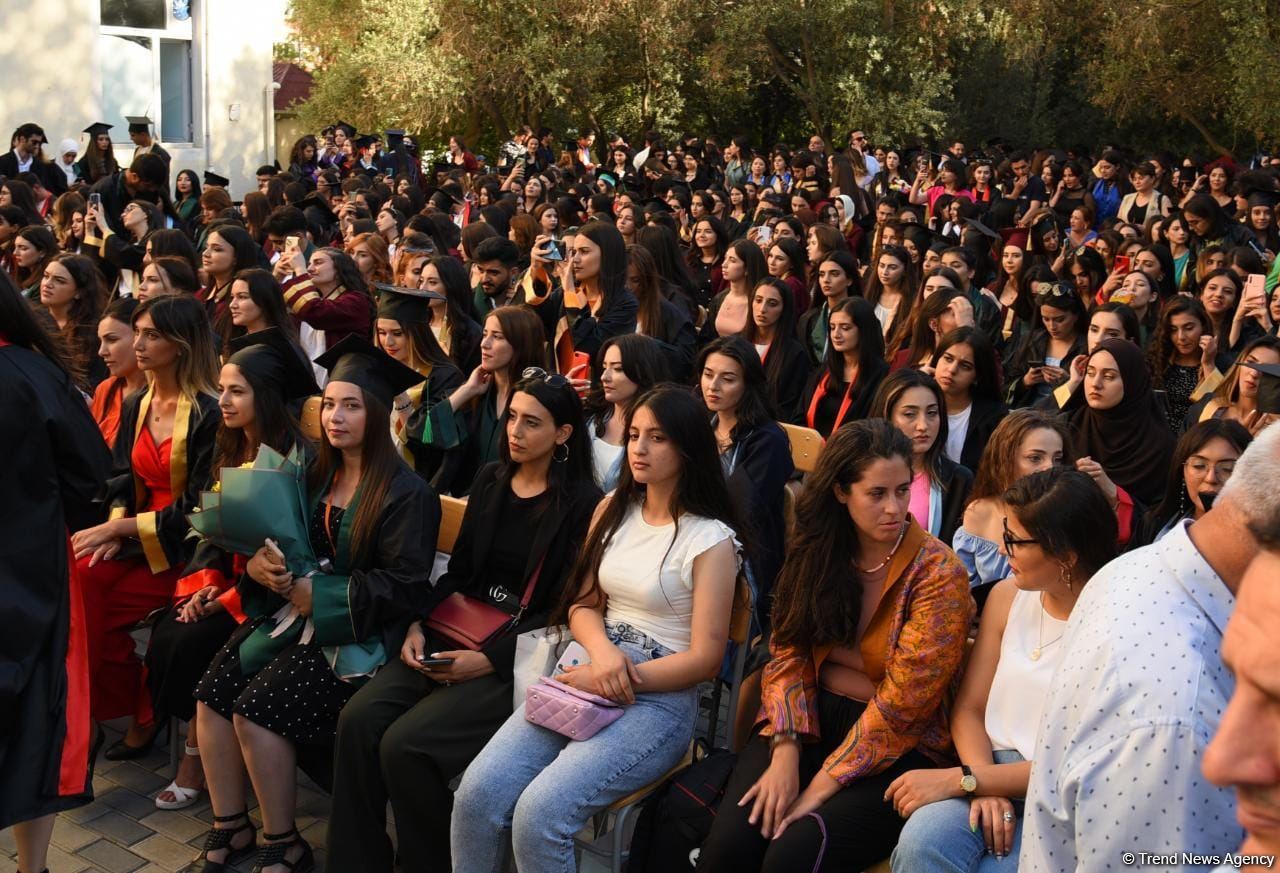 Azərbaycan Dillər Universitetində “Məzun günü” keçirilib (FOTO)