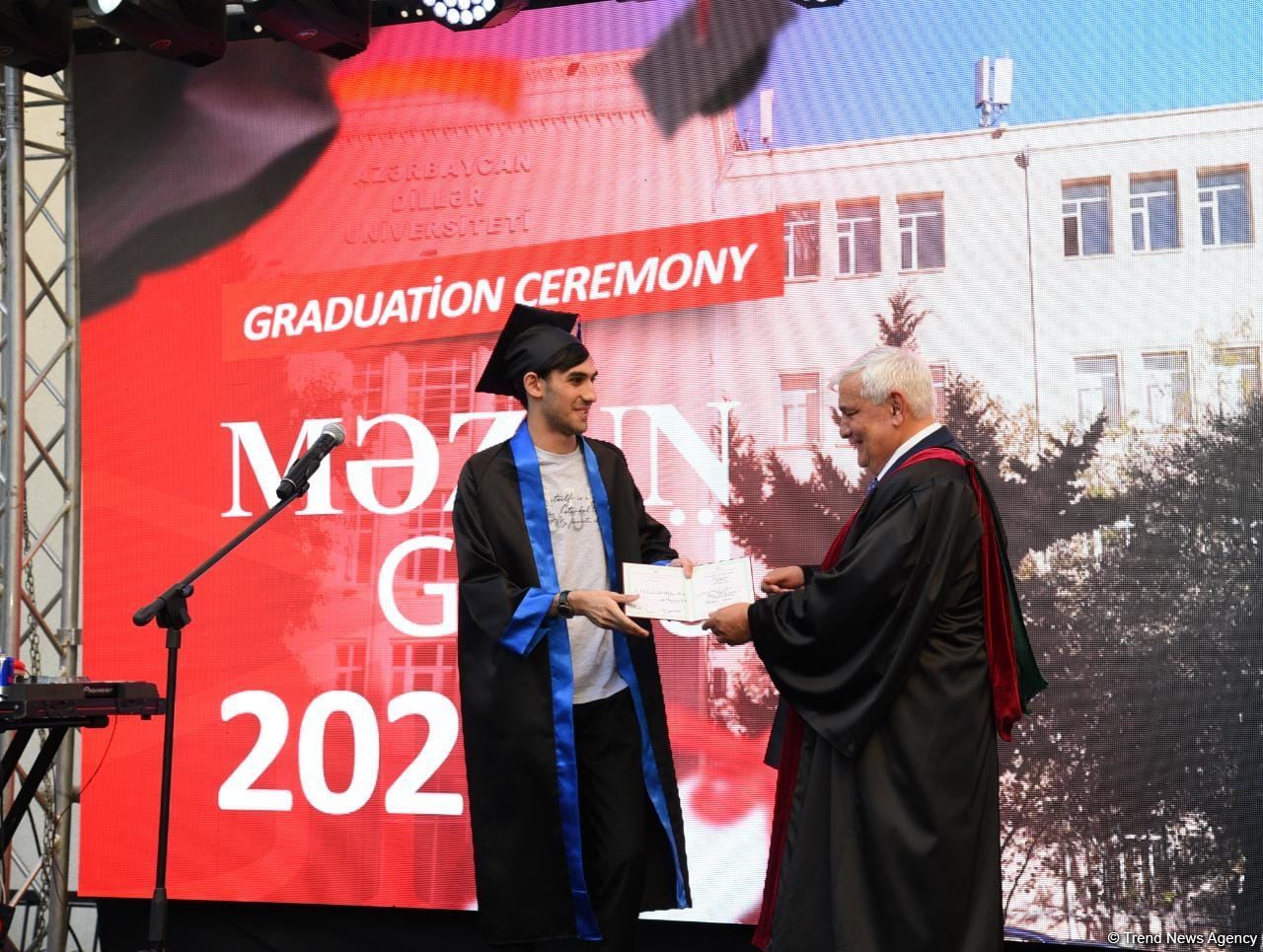 Azərbaycan Dillər Universitetində “Məzun günü” keçirilib (FOTO)