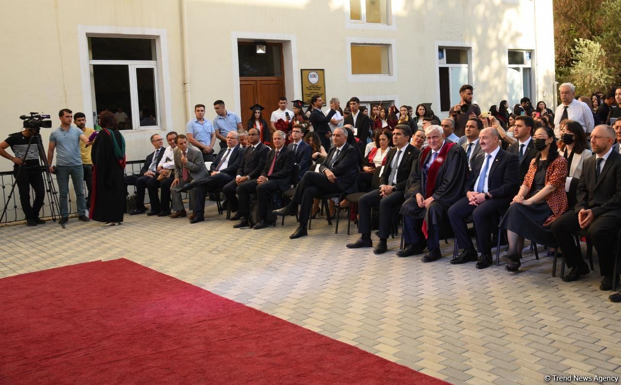 Azərbaycan Dillər Universitetində “Məzun günü” keçirilib (FOTO)