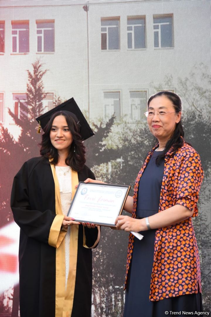 Azərbaycan Dillər Universitetində “Məzun günü” keçirilib (FOTO)