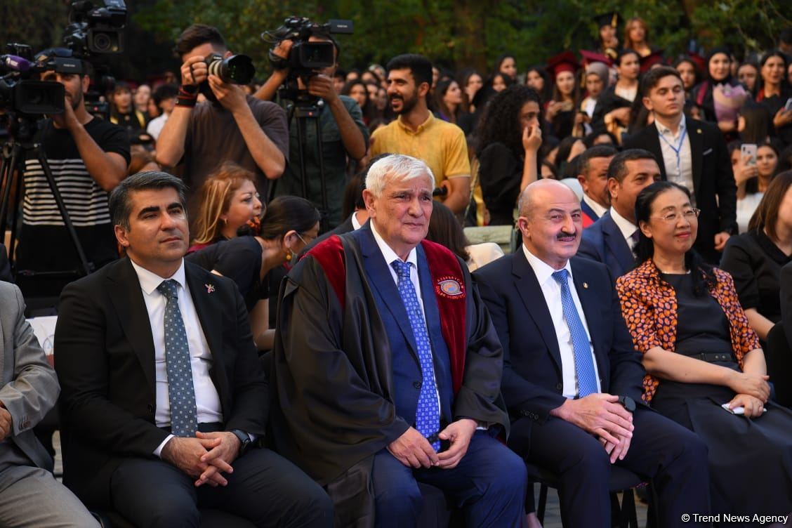 Azərbaycan Dillər Universitetində “Məzun günü” keçirilib (FOTO)