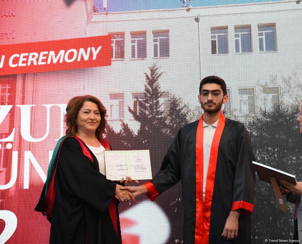 Azərbaycan Dillər Universitetində “Məzun günü” keçirilib (FOTO)
