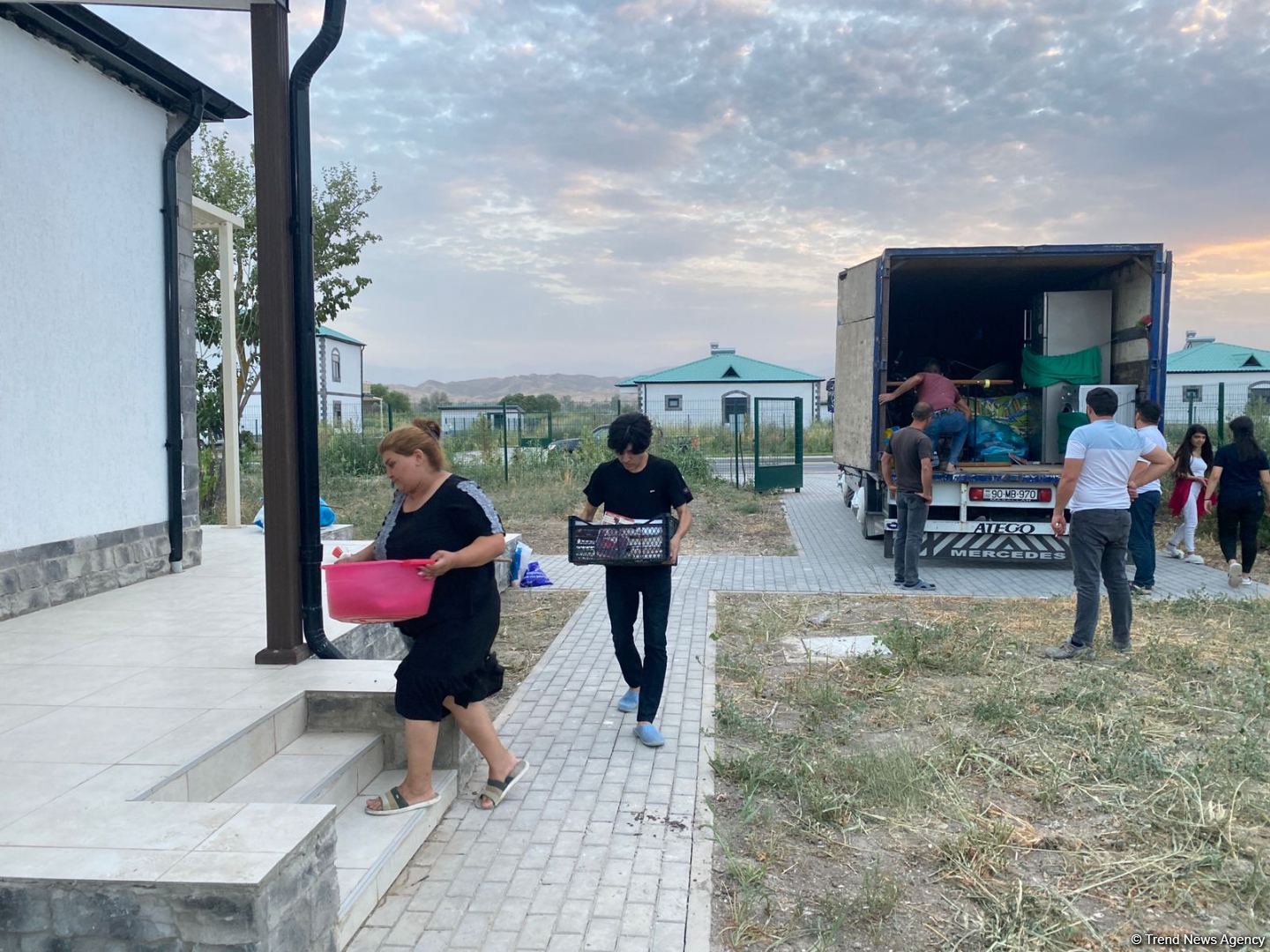 Ağalı sakinlərinə öz evlərinin açarları təqdim olunub (FOTO)
