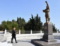 Prezident İlham Əliyev Sumqayıtda Şəhidlər xiyabanında aparılan əsaslı təmir və yenidənqurma işləri ilə tanış olub (YENİLƏNİB) (FOTO/VİDEO)