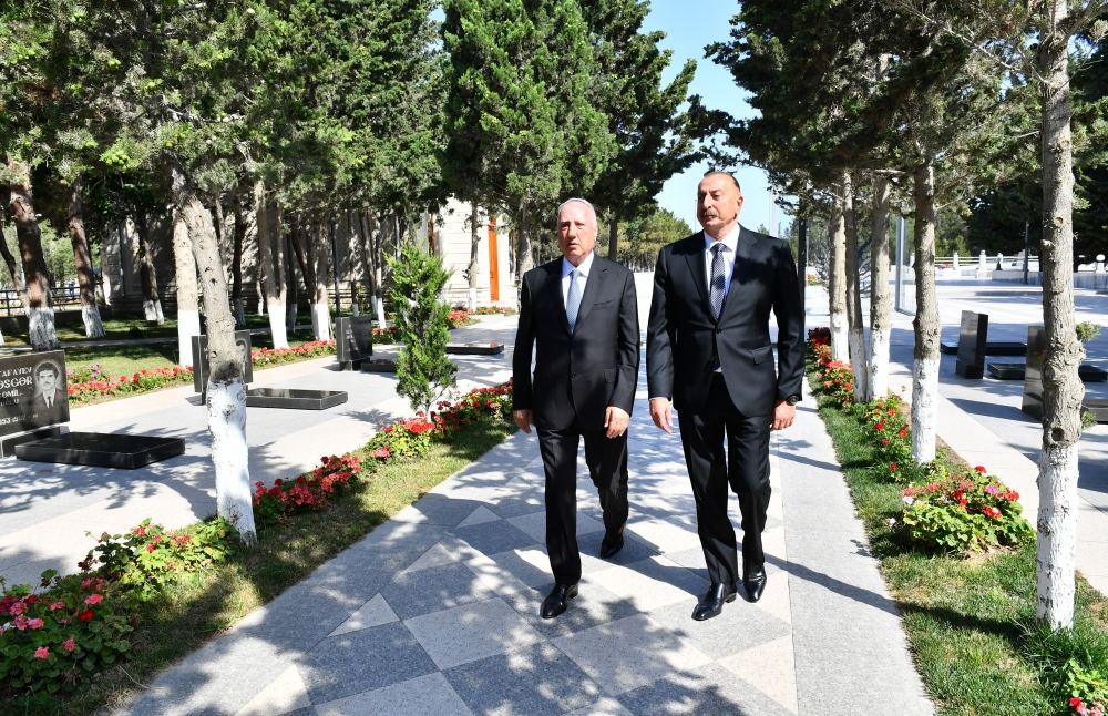 Prezident İlham Əliyev Sumqayıtda Şəhidlər xiyabanında aparılan əsaslı təmir və yenidənqurma işləri ilə tanış olub (YENİLƏNİB) (FOTO/VİDEO)