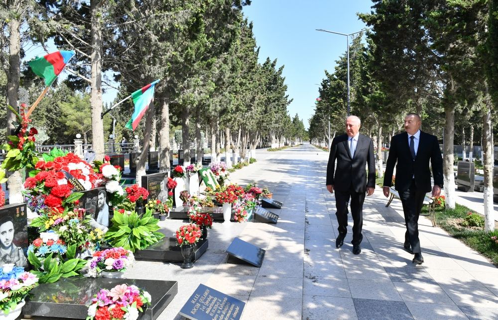 Prezident İlham Əliyev Sumqayıtda Şəhidlər xiyabanında aparılan əsaslı təmir və yenidənqurma işləri ilə tanış olub (YENİLƏNİB) (FOTO/VİDEO)