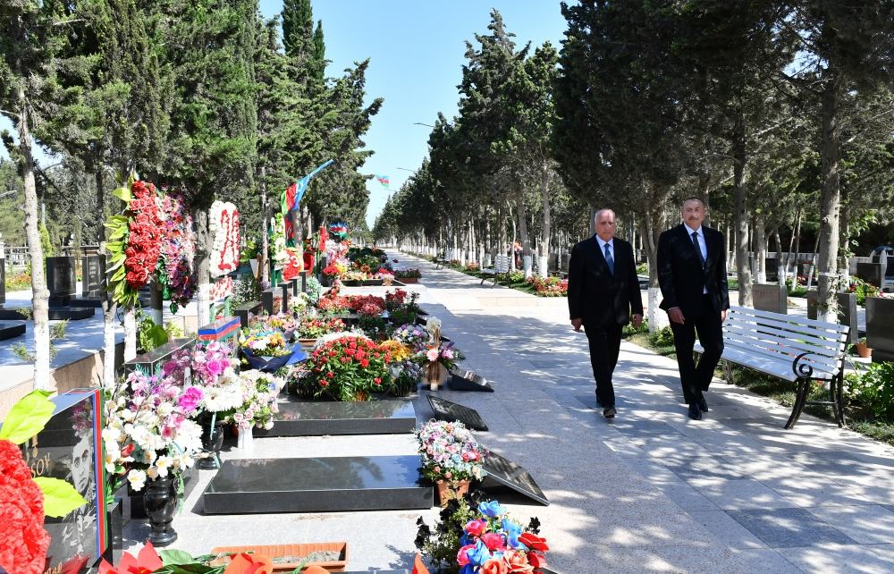 Prezident İlham Əliyev Sumqayıtda Şəhidlər xiyabanında aparılan əsaslı təmir və yenidənqurma işləri ilə tanış olub (YENİLƏNİB) (FOTO/VİDEO)