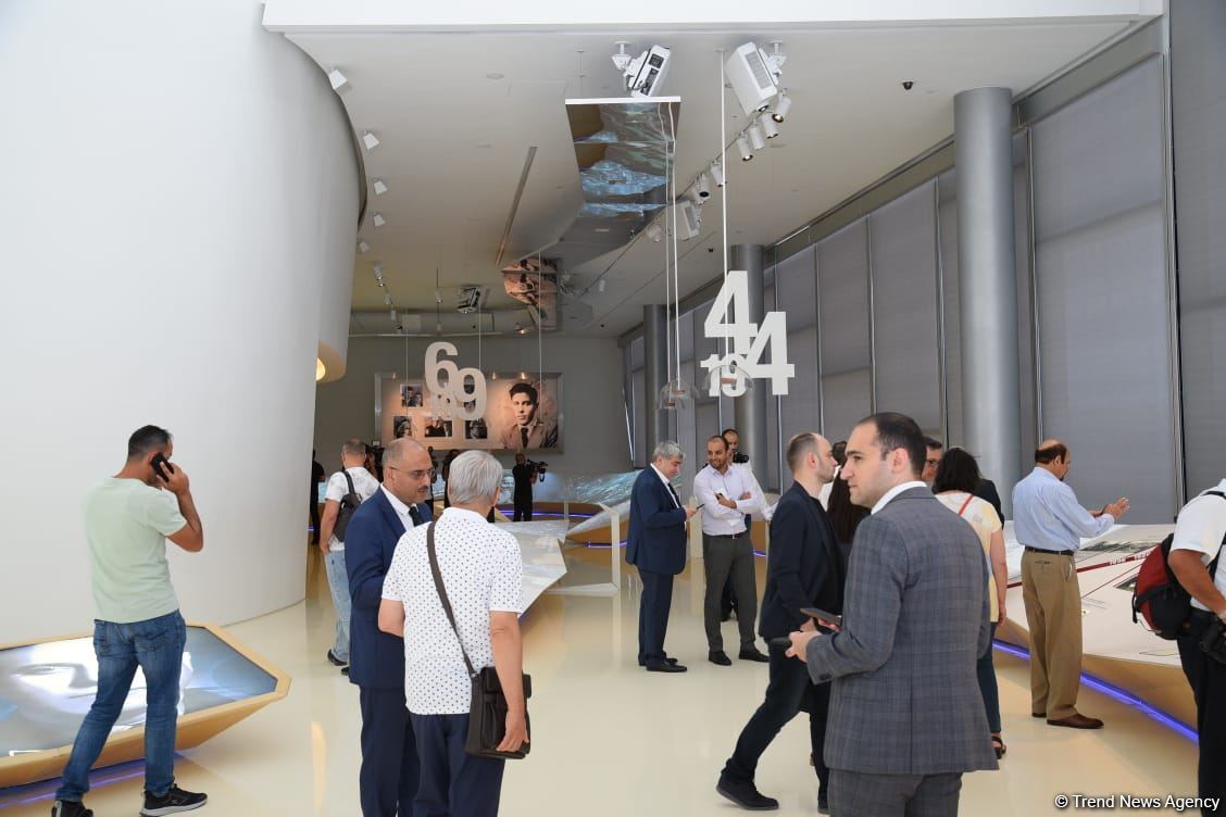 Beynəlxalq Media Forumunun iştirakçıları Heydər Əliyev Mərkəzində olublar (FOTO)
