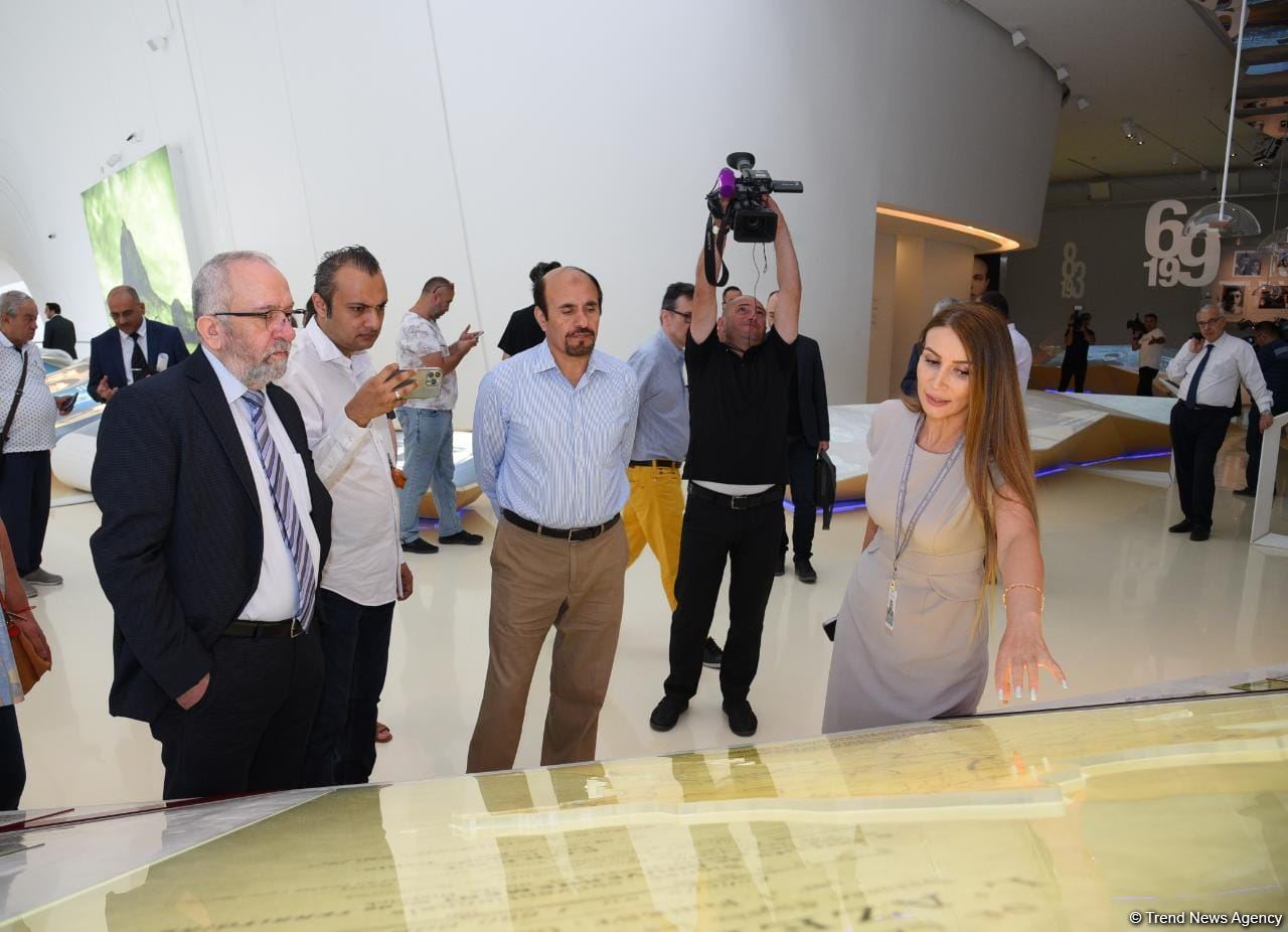 Beynəlxalq Media Forumunun iştirakçıları Heydər Əliyev Mərkəzində olublar (FOTO)